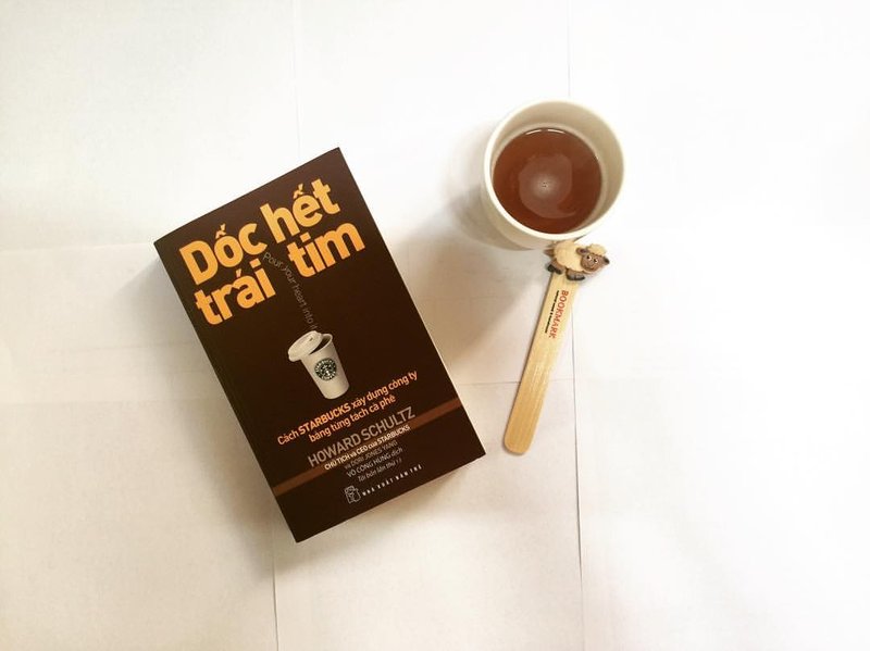 doc-het-trai-tim-hanh-trinh-xay-dung-starbucks-tu-mot-cua-hang-nho-daiquangialamahoang-org-44-1